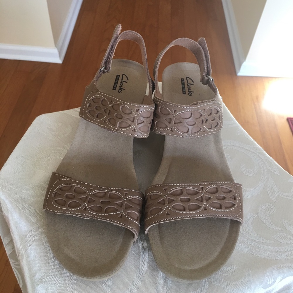 🎁 Clarks Wedge Sandals